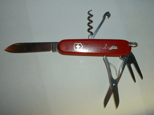 Later edition with the divot tool and golfer image