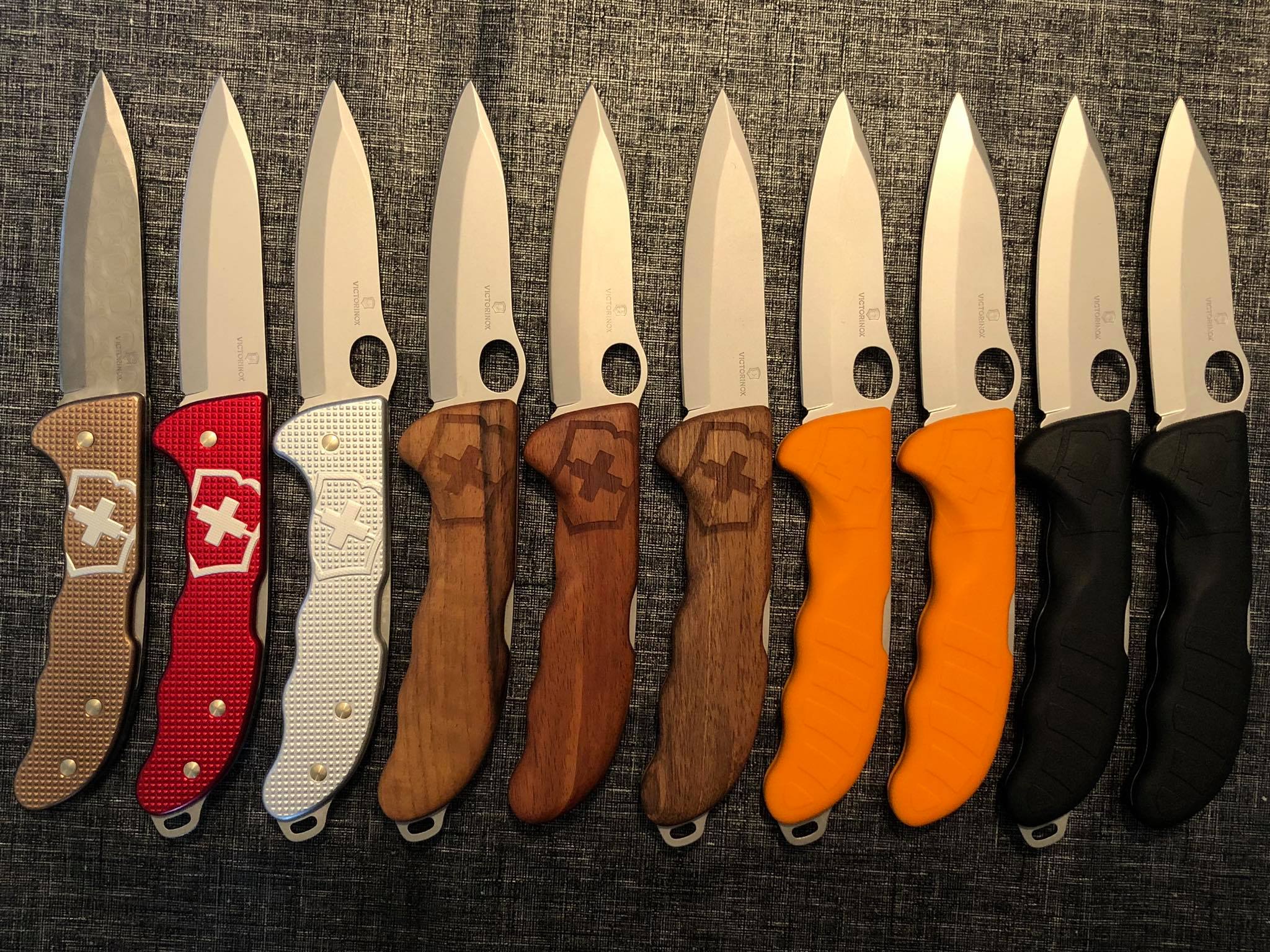 This image shows all the HunterPro models with the exception of the Annual Alox Limited Editions.
Showcasing the Alox, wooden and plastic-handled models; plus the one-handed and two-handed opening blade options.
The original models do not have the spring-integrated lanyard loop.
Model Numbers: 0.9410.J20; 0.9415.20; 0.9415.M26; 0.9411.M63; 0.9410.63; 0.9411.63; 0.9411.M9; 0.9410.9; 0.9411.M3; 0.9410.3.
Image courtesy of Marc Calabria from Facebook